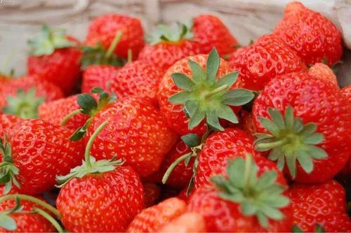 草莓综合果汁巧去粉刺